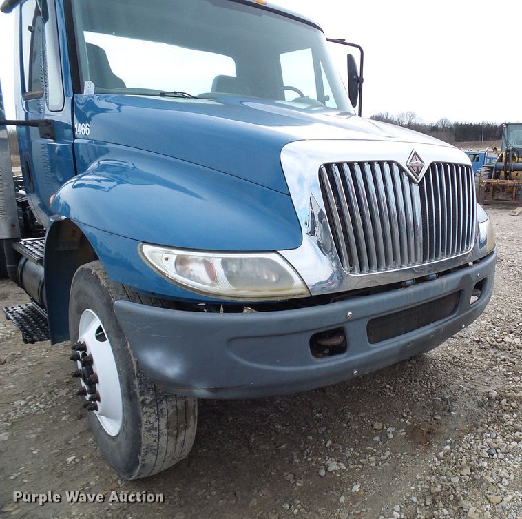 image for item DD1788 2002 International 4300 truck cab and chassis