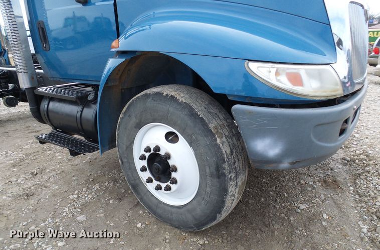 image for item DD1788 2002 International 4300 truck cab and chassis