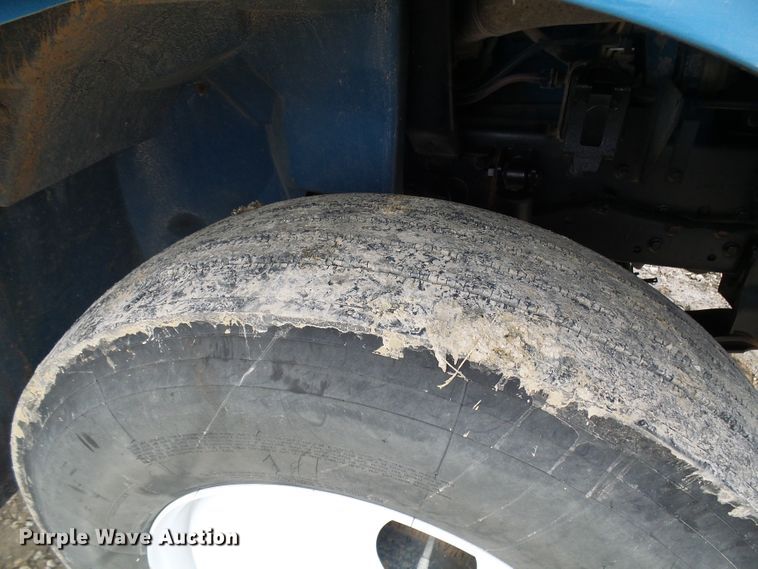 image for item DD1788 2002 International 4300 truck cab and chassis