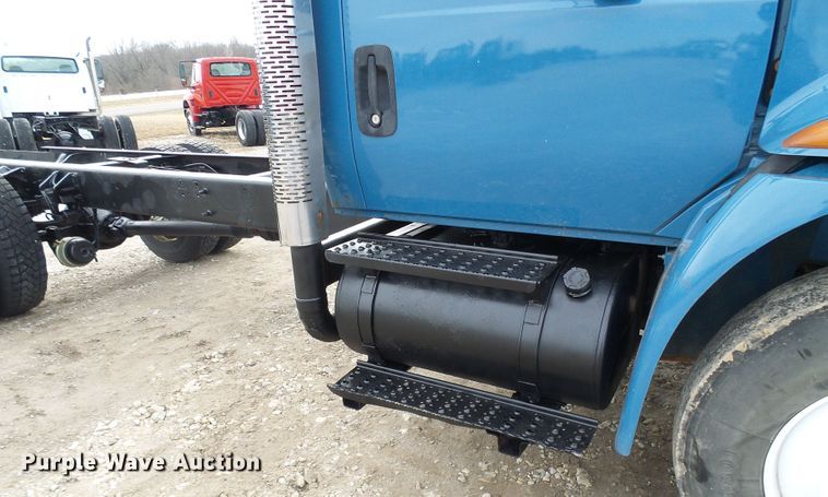 image for item DD1788 2002 International 4300 truck cab and chassis