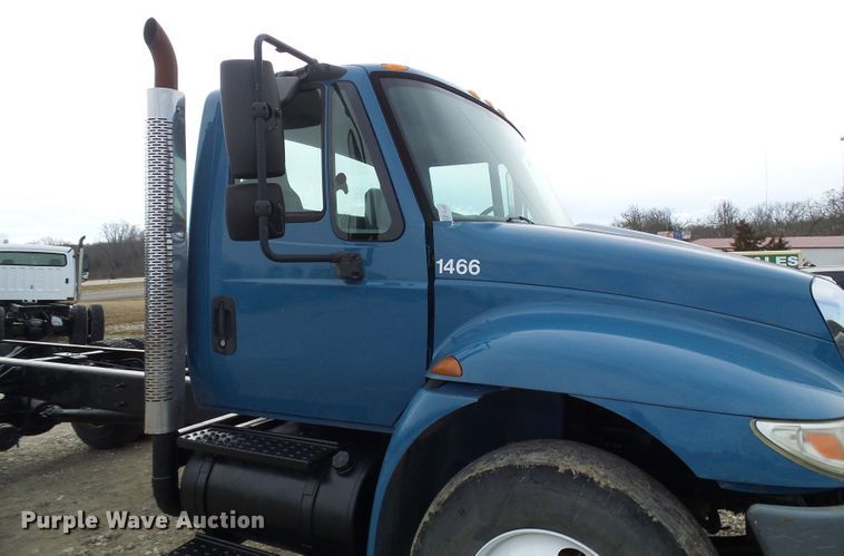 image for item DD1788 2002 International 4300 truck cab and chassis