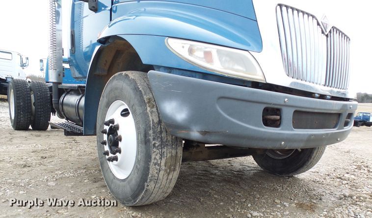 image for item DD1788 2002 International 4300 truck cab and chassis