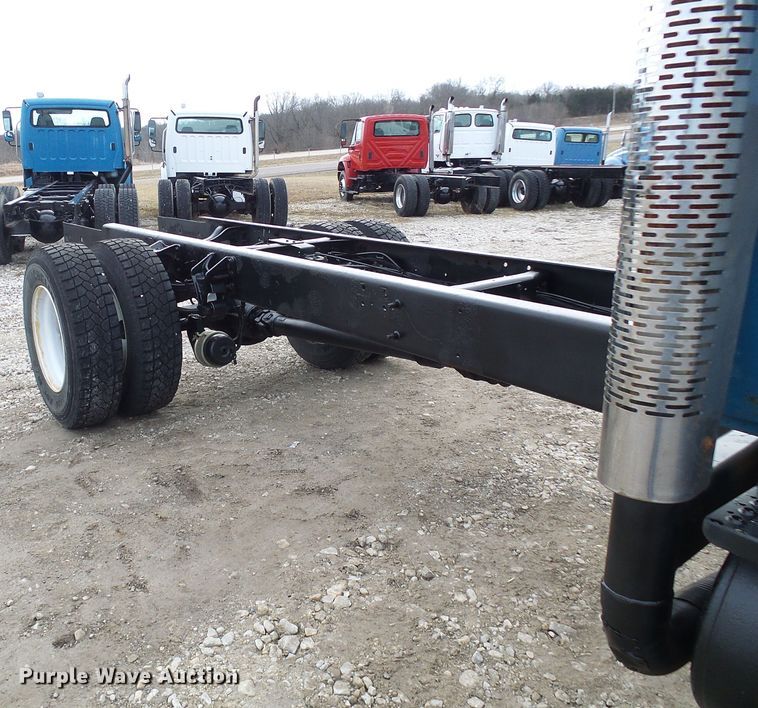 image for item DD1788 2002 International 4300 truck cab and chassis