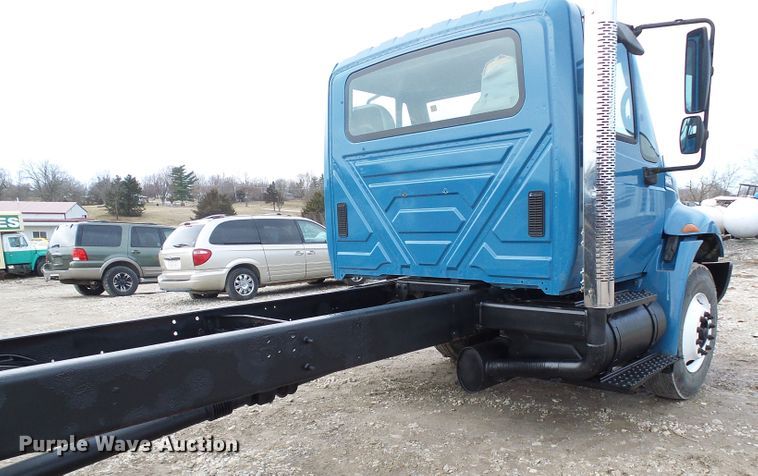 image for item DD1788 2002 International 4300 truck cab and chassis