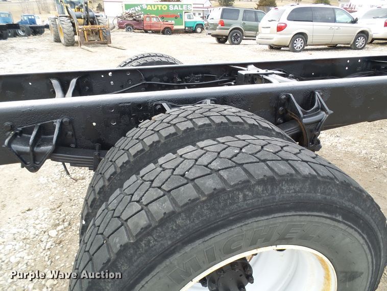 image for item DD1788 2002 International 4300 truck cab and chassis