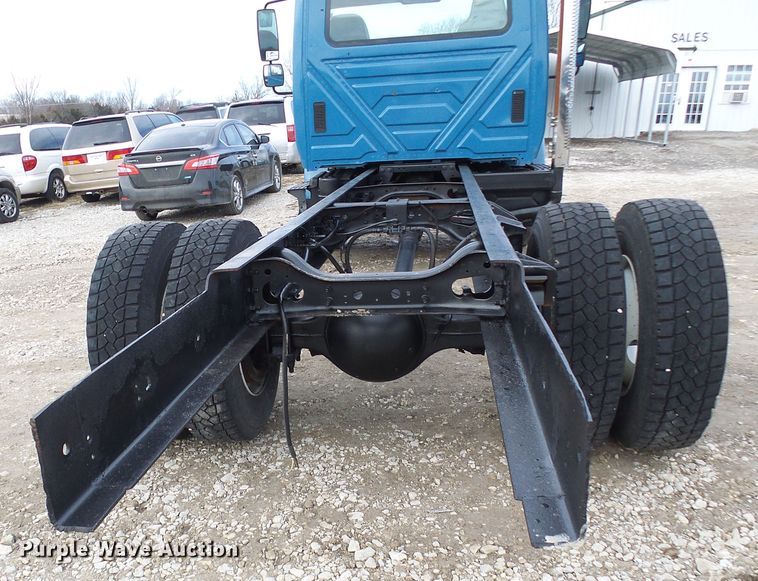 image for item DD1788 2002 International 4300 truck cab and chassis