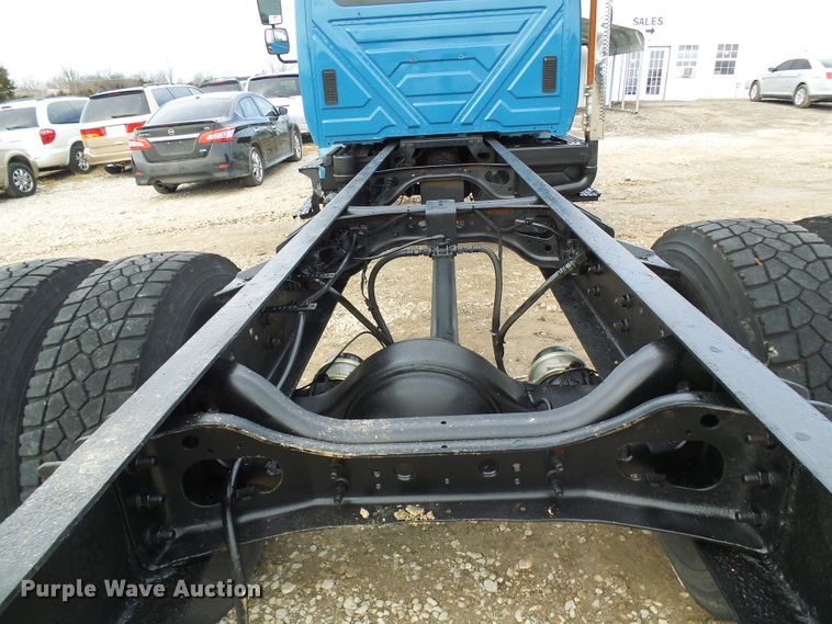 image for item DD1788 2002 International 4300 truck cab and chassis