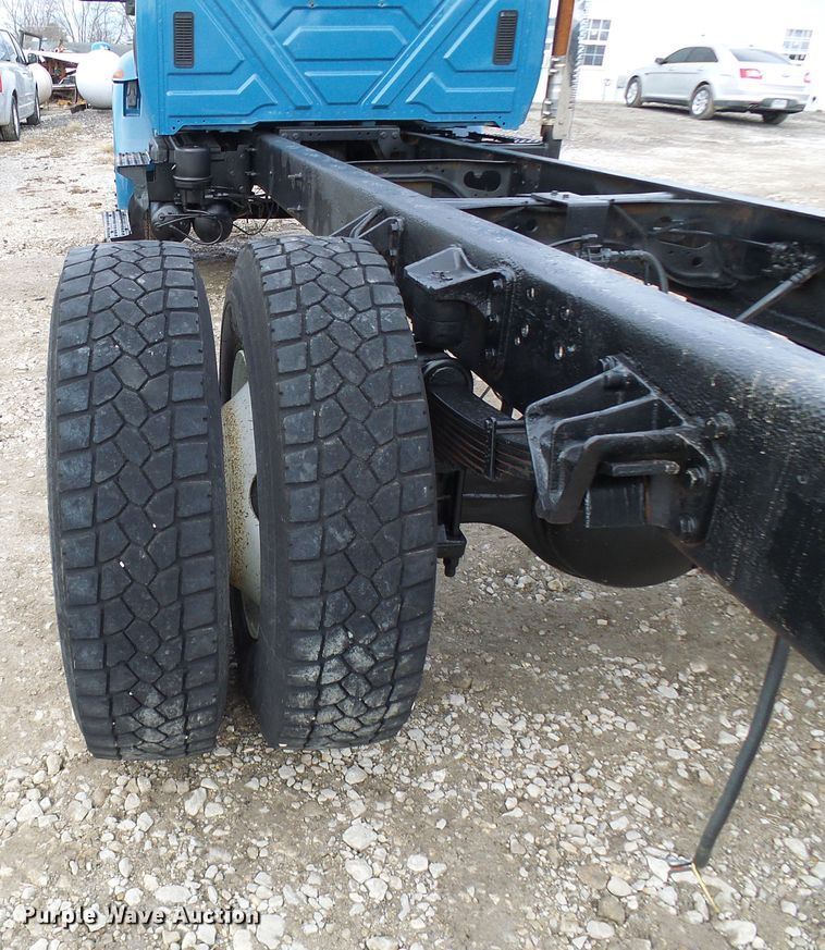 image for item DD1788 2002 International 4300 truck cab and chassis