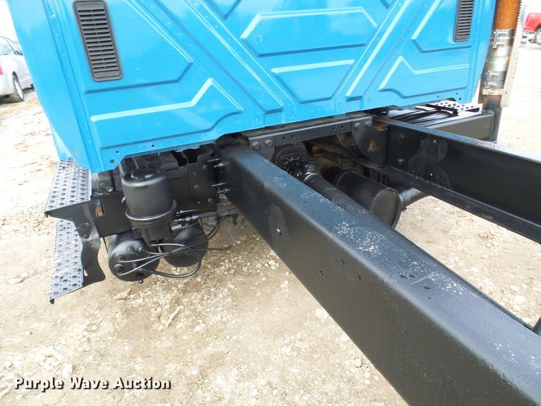 image for item DD1788 2002 International 4300 truck cab and chassis