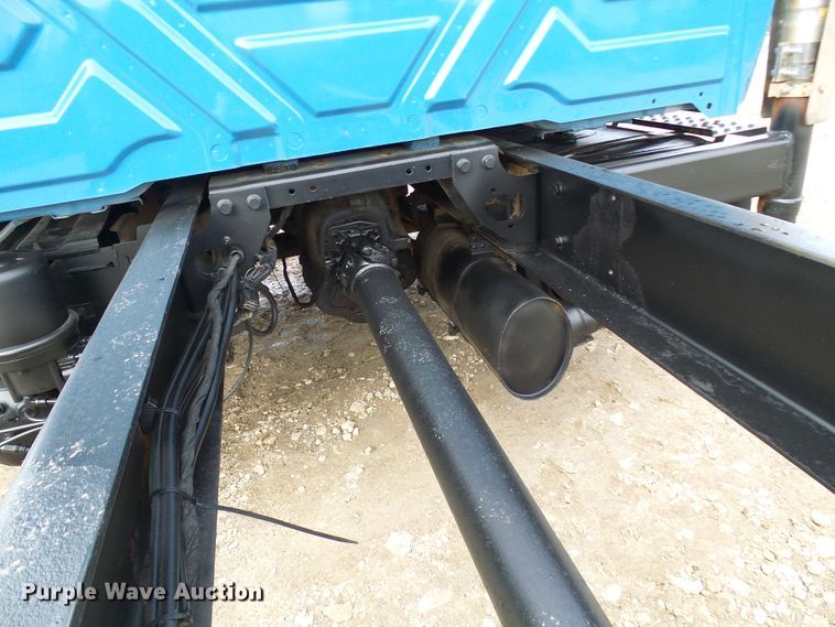 image for item DD1788 2002 International 4300 truck cab and chassis