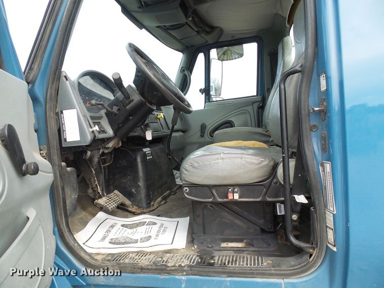 image for item DD1788 2002 International 4300 truck cab and chassis