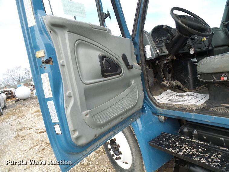 image for item DD1788 2002 International 4300 truck cab and chassis