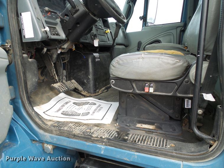 image for item DD1788 2002 International 4300 truck cab and chassis