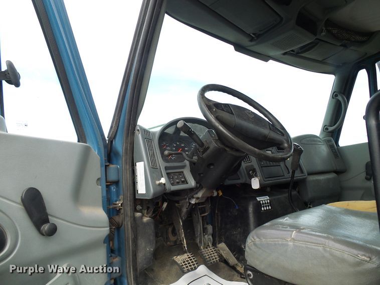 image for item DD1788 2002 International 4300 truck cab and chassis