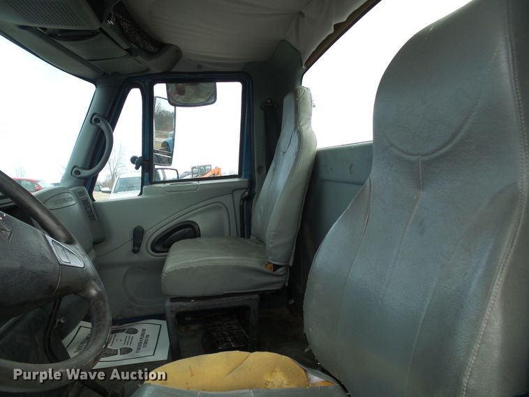 image for item DD1788 2002 International 4300 truck cab and chassis