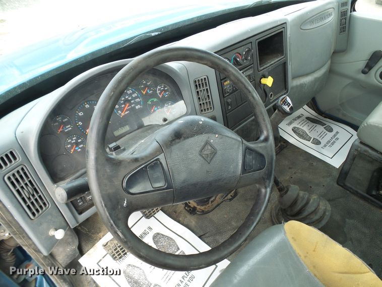 image for item DD1788 2002 International 4300 truck cab and chassis