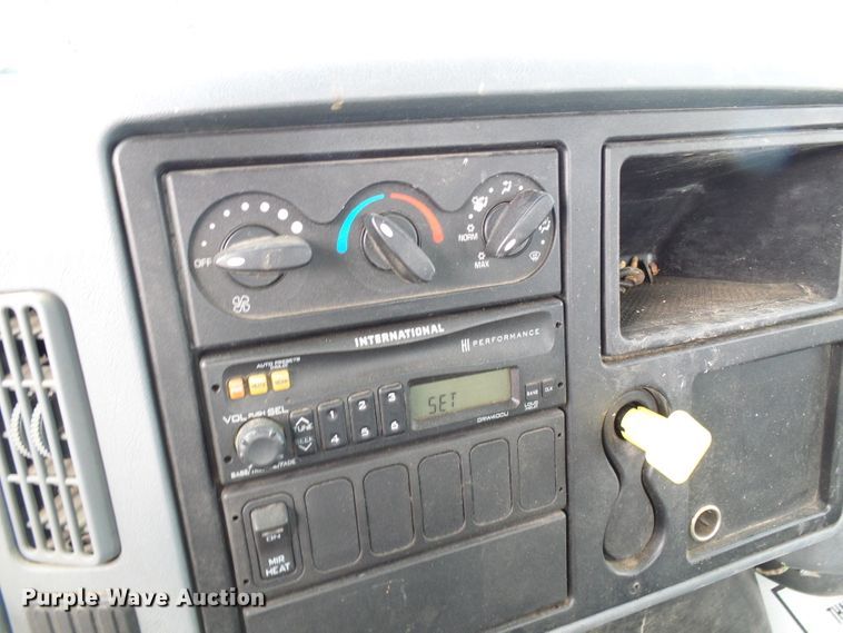 image for item DD1788 2002 International 4300 truck cab and chassis