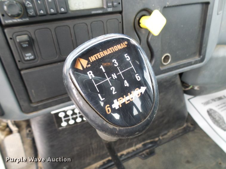 image for item DD1788 2002 International 4300 truck cab and chassis