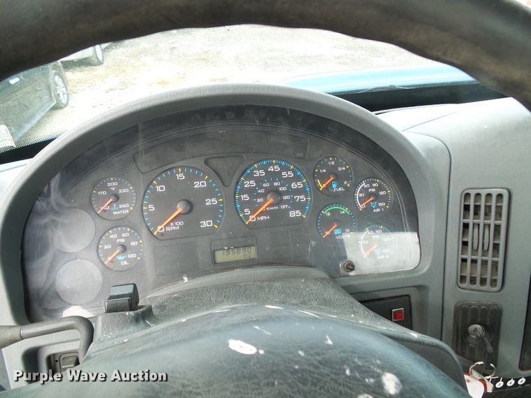 image for item DD1788 2002 International 4300 truck cab and chassis