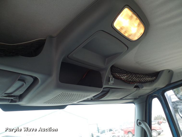 image for item DD1788 2002 International 4300 truck cab and chassis