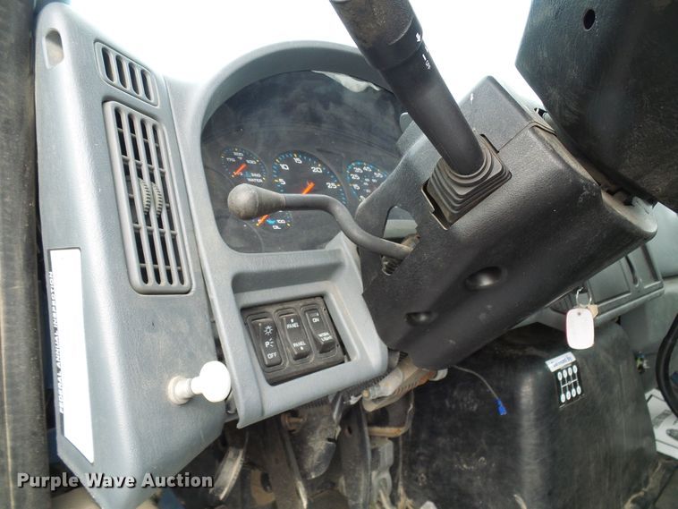 image for item DD1788 2002 International 4300 truck cab and chassis