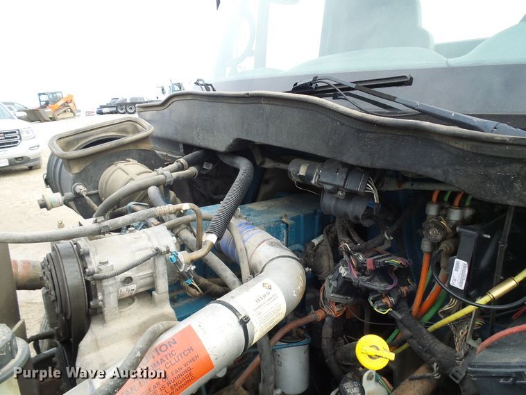 image for item DD1788 2002 International 4300 truck cab and chassis