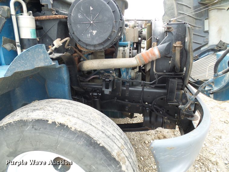 image for item DD1788 2002 International 4300 truck cab and chassis