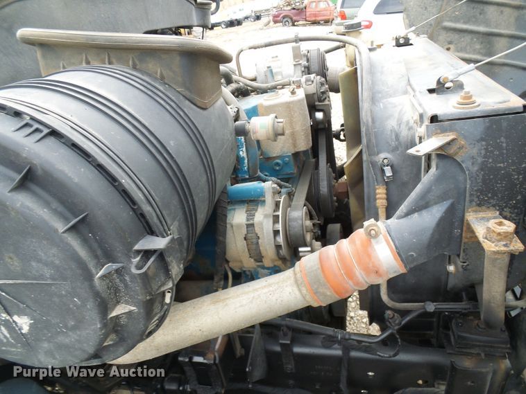 image for item DD1788 2002 International 4300 truck cab and chassis