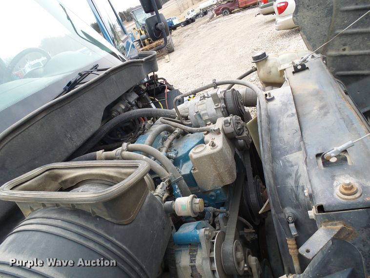 image for item DD1788 2002 International 4300 truck cab and chassis