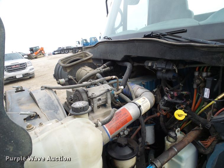 image for item DD1788 2002 International 4300 truck cab and chassis