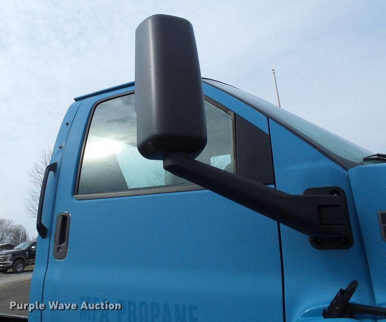 image for item DD1793 2006 Chevrolet C7500 truck cab and chassis