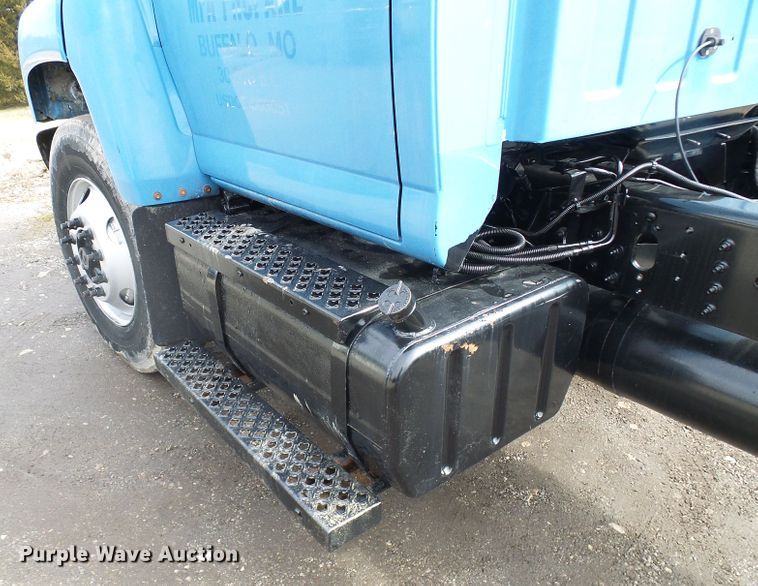 image for item DD1793 2006 Chevrolet C7500 truck cab and chassis