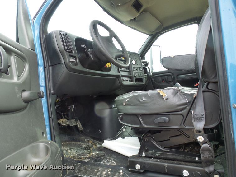 image for item DD1793 2006 Chevrolet C7500 truck cab and chassis