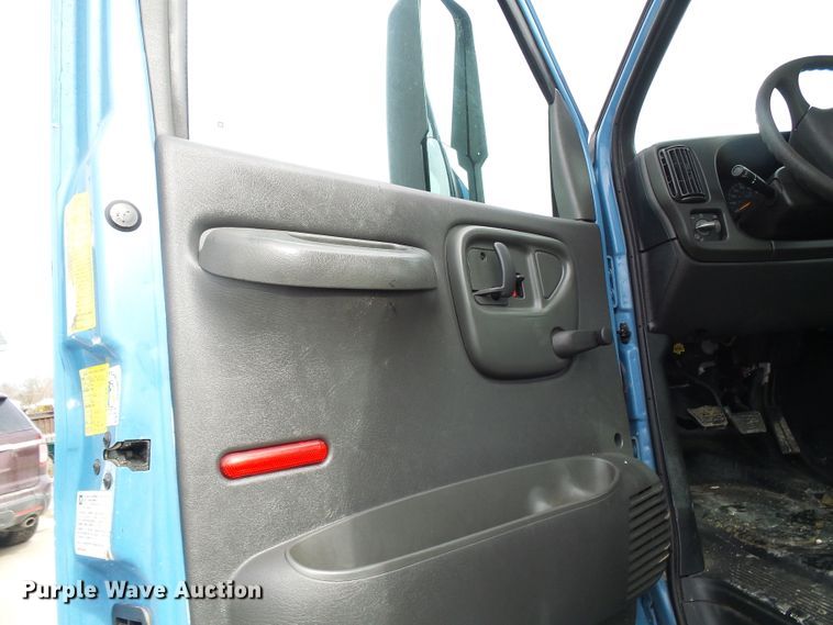 image for item DD1793 2006 Chevrolet C7500 truck cab and chassis