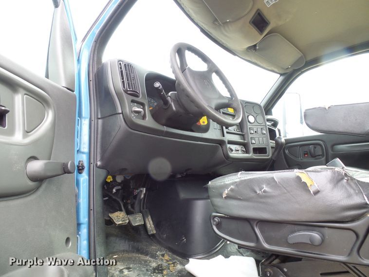 image for item DD1793 2006 Chevrolet C7500 truck cab and chassis