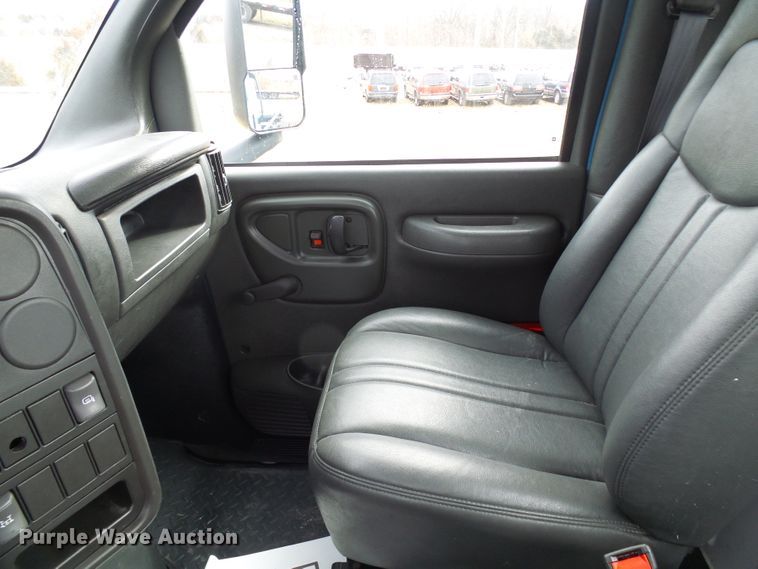 image for item DD1793 2006 Chevrolet C7500 truck cab and chassis