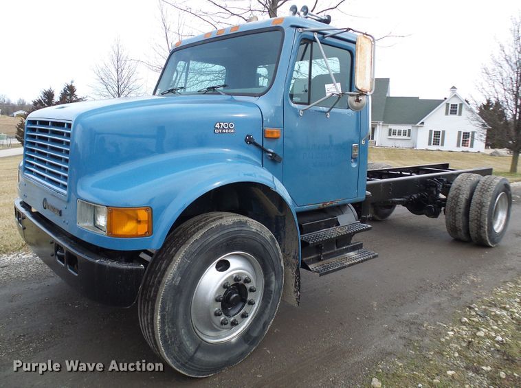 image for item DD1794 2001 International 4700 truck cab and chassis