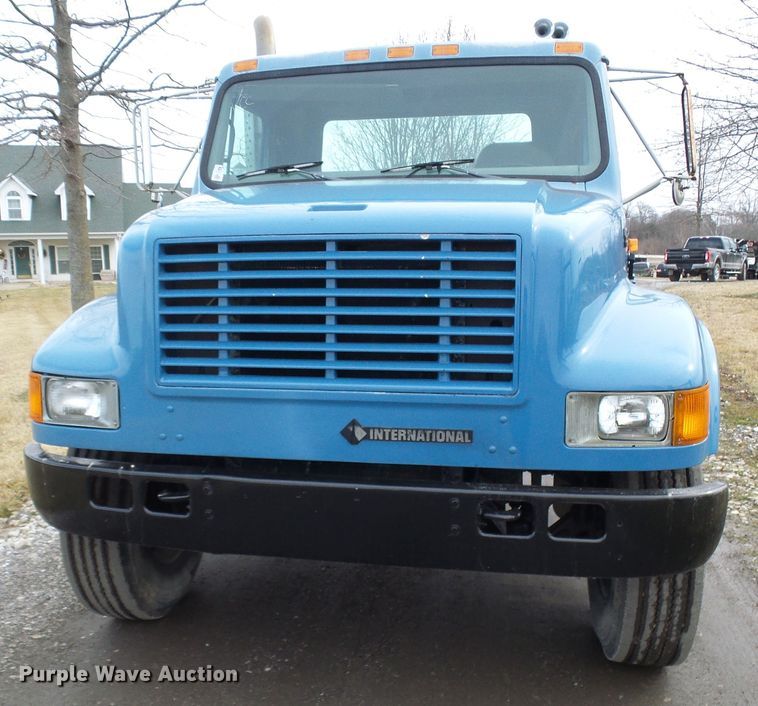 image for item DD1794 2001 International 4700 truck cab and chassis
