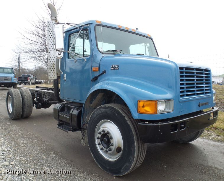 image for item DD1794 2001 International 4700 truck cab and chassis