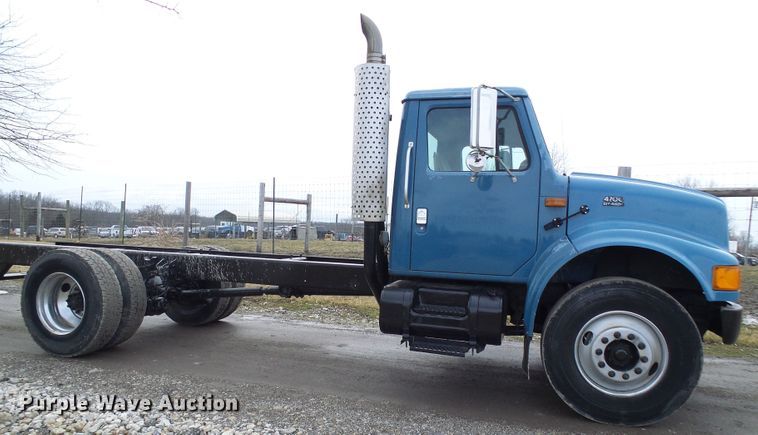 image for item DD1794 2001 International 4700 truck cab and chassis