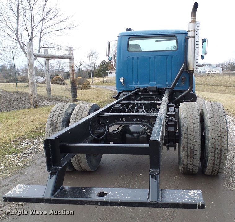 image for item DD1794 2001 International 4700 truck cab and chassis