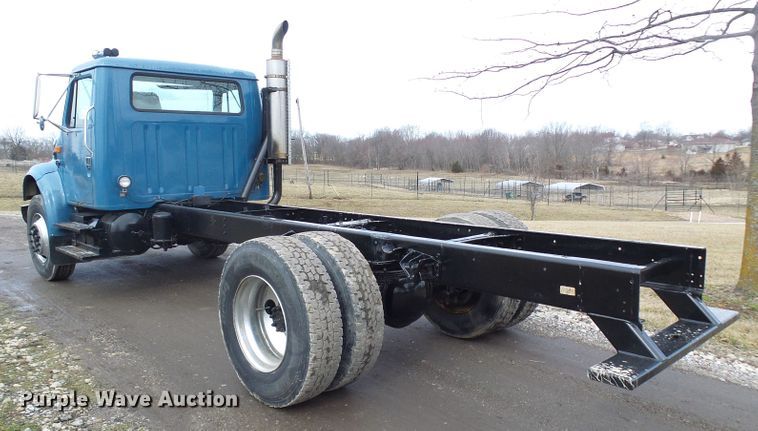 image for item DD1794 2001 International 4700 truck cab and chassis