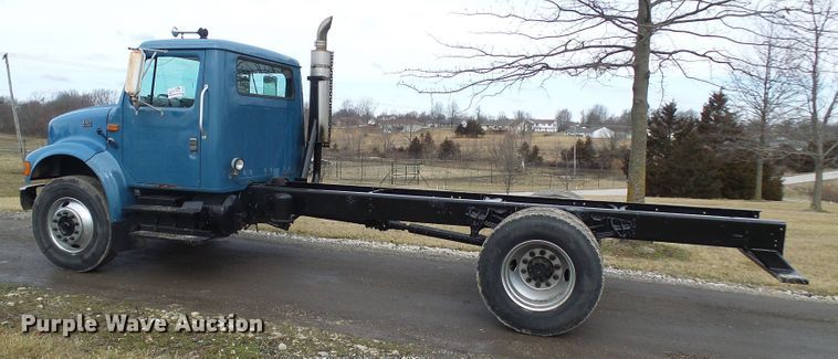 image for item DD1794 2001 International 4700 truck cab and chassis