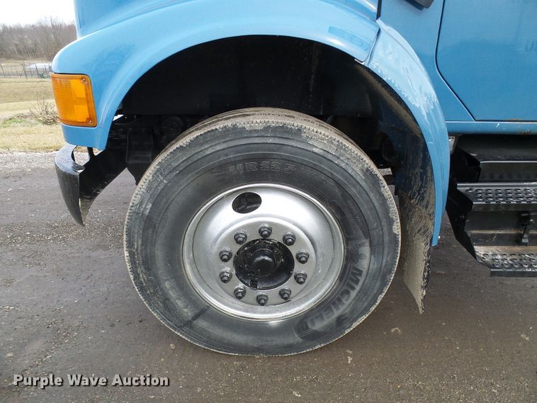 image for item DD1794 2001 International 4700 truck cab and chassis