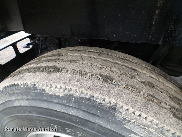 image for item DD1794 2001 International 4700 truck cab and chassis