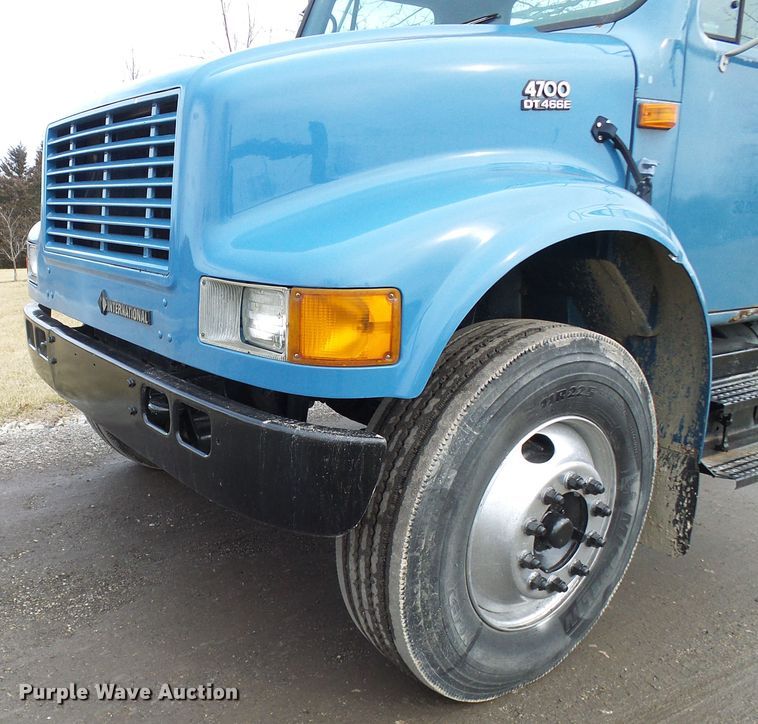image for item DD1794 2001 International 4700 truck cab and chassis