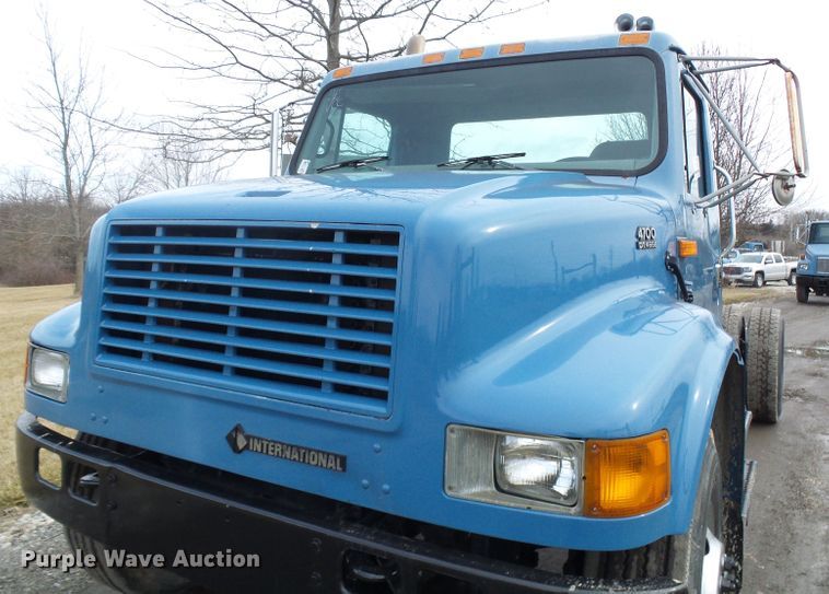 image for item DD1794 2001 International 4700 truck cab and chassis