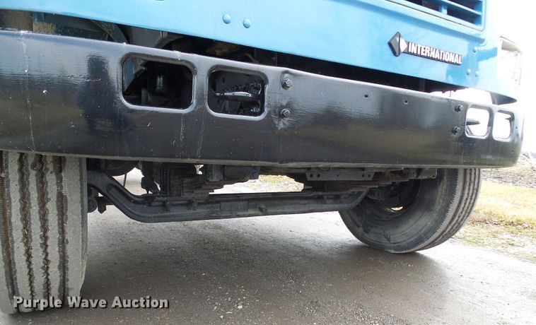 image for item DD1794 2001 International 4700 truck cab and chassis