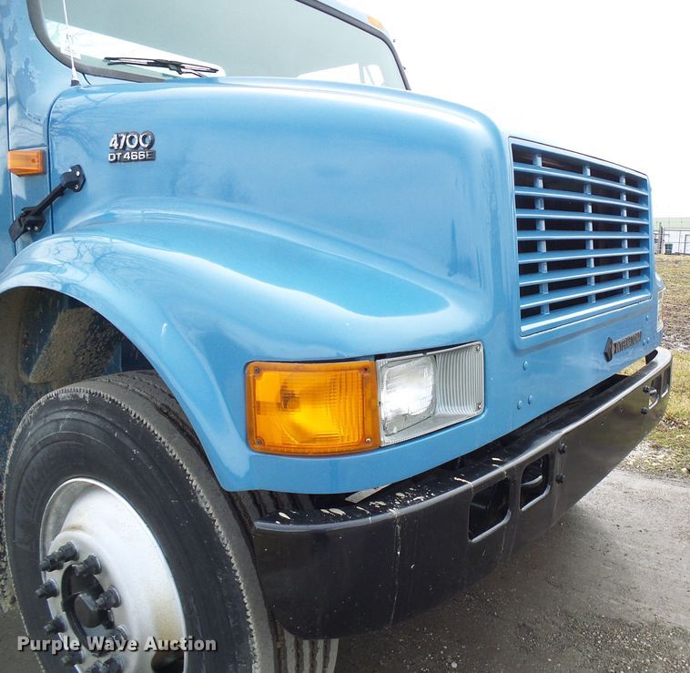 image for item DD1794 2001 International 4700 truck cab and chassis