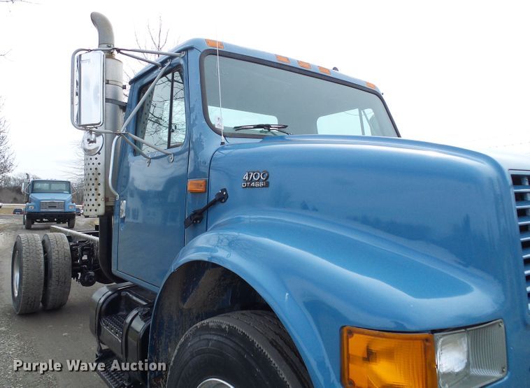 image for item DD1794 2001 International 4700 truck cab and chassis